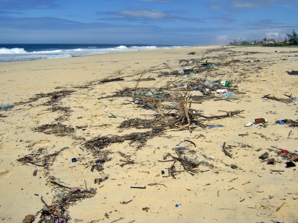Muita sujeira na praia de Cordeirinho. (Fotos: Otniel P. Pereira | Maricá Info)