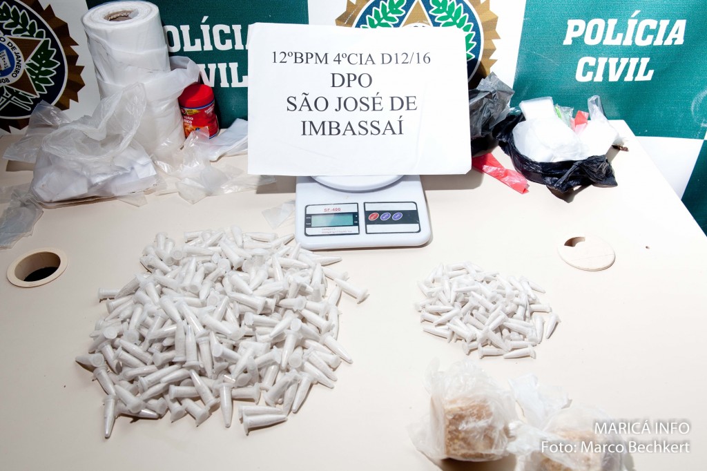 Aproximadamente 200 cápsulas de cocaína e 2 pedras de crack foram apreendidas com Gerônimo. (FOTO: Marco Bechkert | Maricá Info)