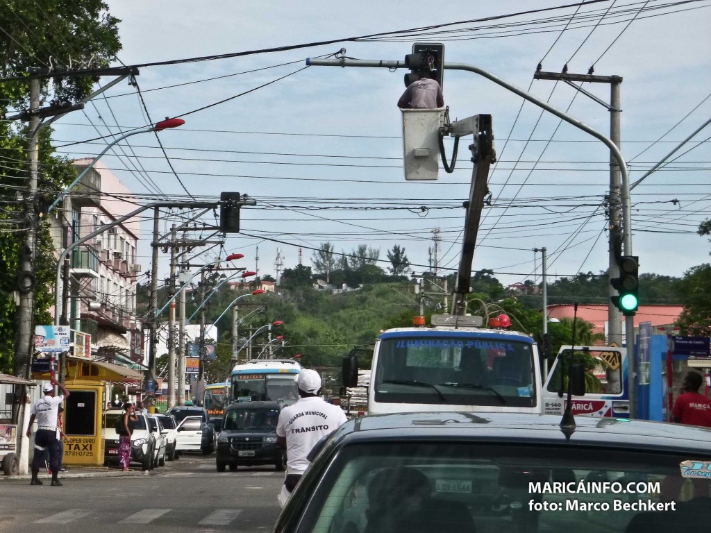 Prefeitura realiza reparos nos semáfaros no Centro de Maricá. (Foto: Marco Bechkert | Maricá Info)