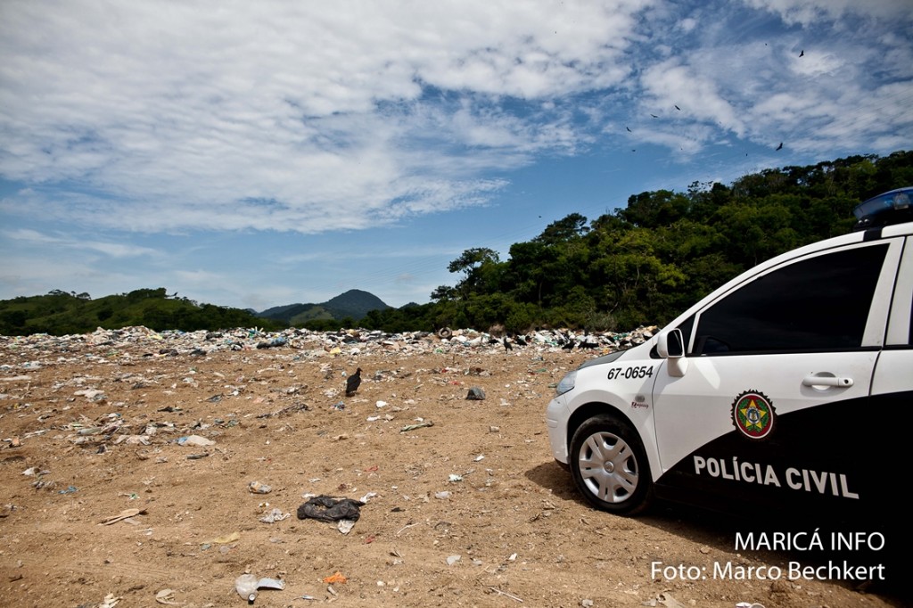 Polícia e INEA realizam operação no Lixão de Maricá. (FOTO: Marco Bechkert | Maricá Info)