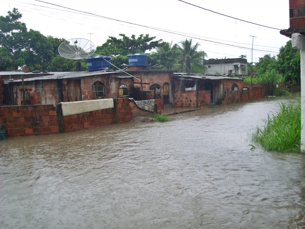 Chuvas deixam casas debaixo d'água em São José do Imbassaí. (Foto: Fabiano Novaes | Maricá Info)