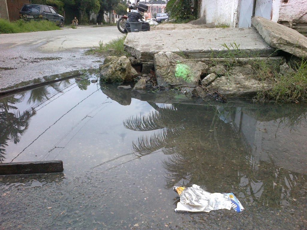 Esgoto causa transtorno para moradores de São José do Imbassaí. (Foto: Alcilei Gomes | Maricá Info)