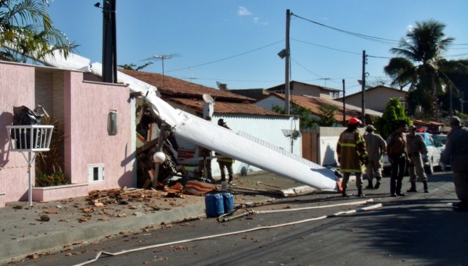 Avião cai em Maricá, deixa um morto e um ferido Avião cai em Maricá, deixa um morto e um ferido