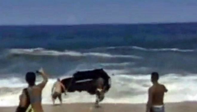 Maricá: Motorista perde controle e veículo é engolido pelo mar em Itaipuaçu Maricá: Motorista perde controle e veículo é engolido pelo mar em Itaipuaçu