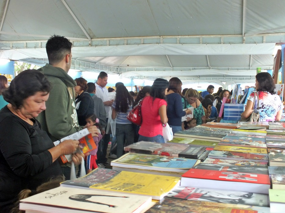 Livros de todos os gêneros estão sendo vendidos na FLIM. (Foto: João Henrique | Maricá Info)