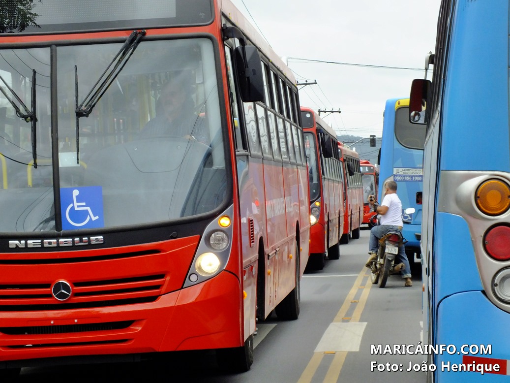 Ônibus vieram acompanhados pela Guarda Municipal e carros de som anunciando a Maricá Trans. (Foto: João Henrique | Maricá Info)