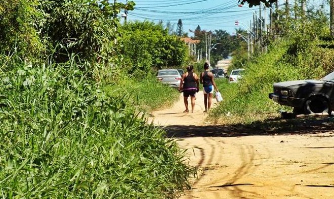 Falta de conservação. Mato invade ruas do Jardim Atlântico, em Itaipuaçu. (foto: João Henrique | MaricáInfo.com) Falta de conservação. Mato invade ruas do Jardim Atlântico, em Itaipuaçu. (foto: João Henrique | MaricáInfo.com)