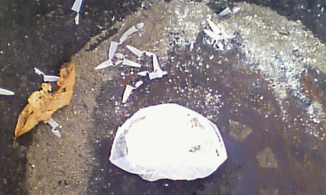 Saco com o pó branco foi encontrado em cima de um bueiro ao lado da Praça da Bandeira, no Centro da cidade.