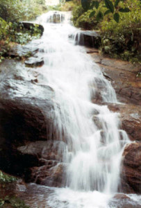 Cachoeira do Pico da Lagoinha tem mais de sete metros de queda d'água e fica em local de difícil acesso.