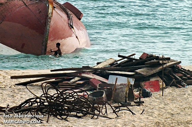Partes do barco foram desmontadas e colocadas na areia da praia, que continua interditada para banho. (fotos: João Henrique | Maricá Info)