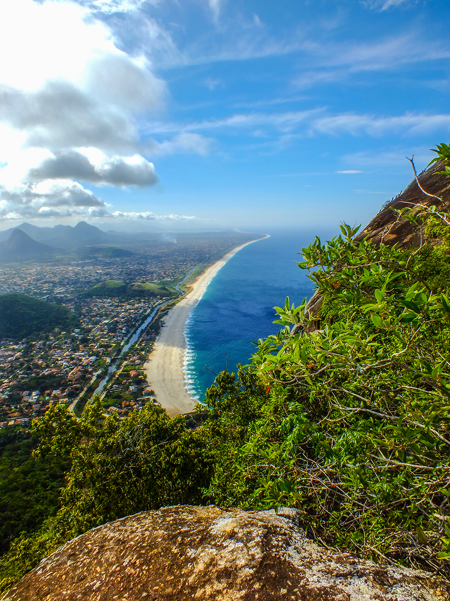 Vista da Pedra do Elefante para a Praia de Itaipuaçu. (foto: João Henrique / Maricá Info)