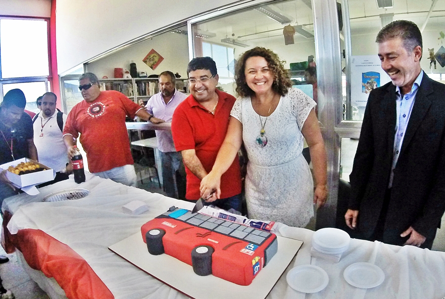 Prefeito Quaquá (PT) e a Deputada Estadual Zeidan (PT) cortaram o bolo em comemoração a um mês da Empresa Pública de Transportes. (foto: João Henrique | Maricá Info)