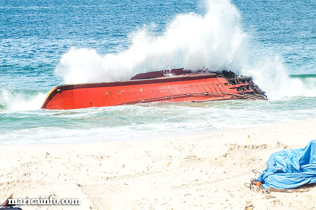 Ondas fortes impedem máquinas de avançarem até o barco. (fotos: João Henrique / Maricá Info)