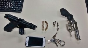 Revólver e pistola foram encontradas em carro suspeito de praticar assaltos. Dupla foi presa.