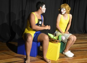 Durante o evento da formatura também houve apresentação da peça de teatro “Dona Dengosa”, da Cia Sofá Vermelho. (foto: Clarildo Menezes)