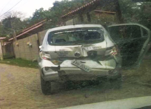 Carro da escolta ficou no local. Bandidos bateram na traseira e atiraram contra o veículo. (foto: Kelly Martins / Internauta Maricá Info)