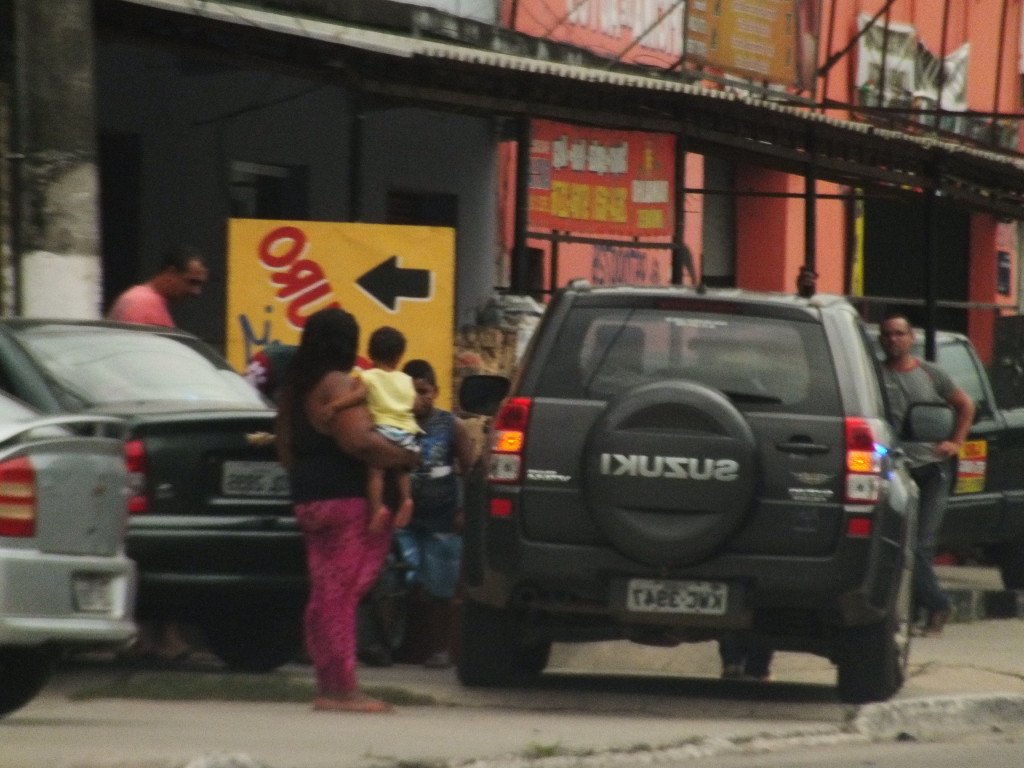 Carro do Secretário Adjunto estacionado na calçada e atrapalha pedestre com criança de colo. (fotos: João Henrique / Maricá Info)