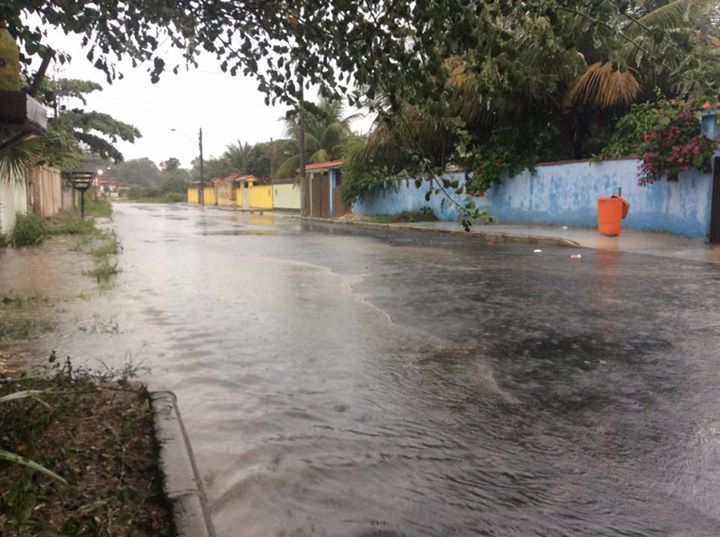 Ruas de Cordeirinho, sem sistema de escoamento pluvial, também alagaram. (foto: João Henrique / Maricá Info)