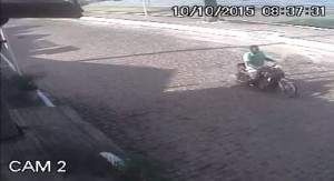 Assaltante foi visto por câmeras de segurana utilizando moto em ação em Araçatiba. 