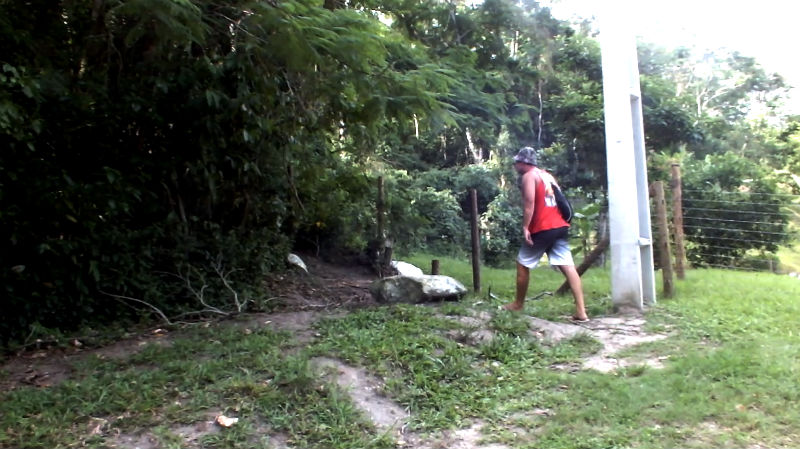 Início da trilha que dá acesso à Pedra do Macaco. (foto: Maricá Info) 