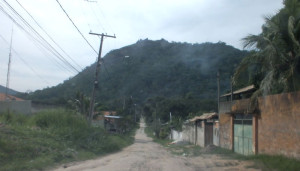 Rua que dá acesso à trilha da Pedra do Macaco. (foto: Maricá Info)