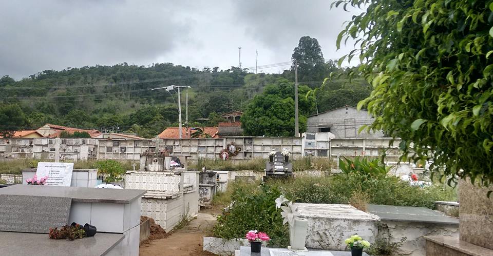 Cemitério municipal de Maricá cheio de mato e sem conservação. 