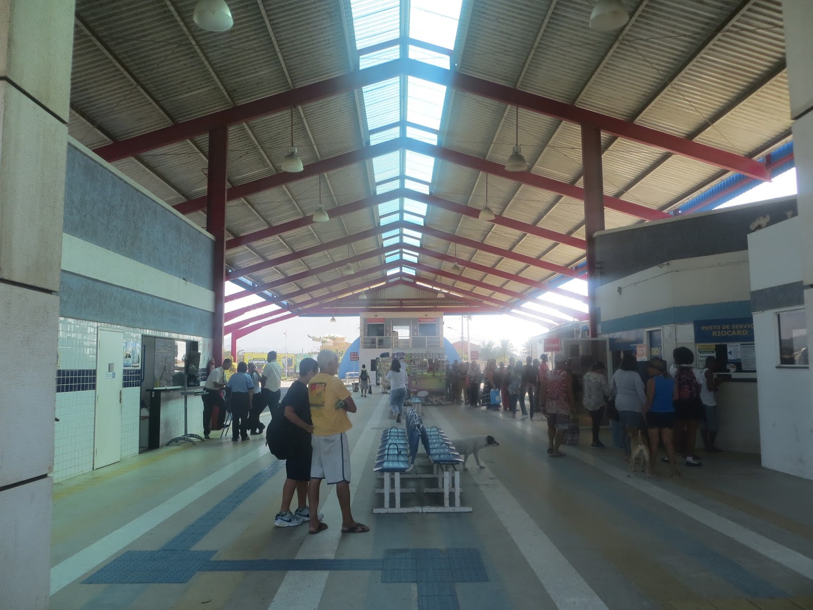 Itaipuaçu: Terminal de ônibus sofre com abandono