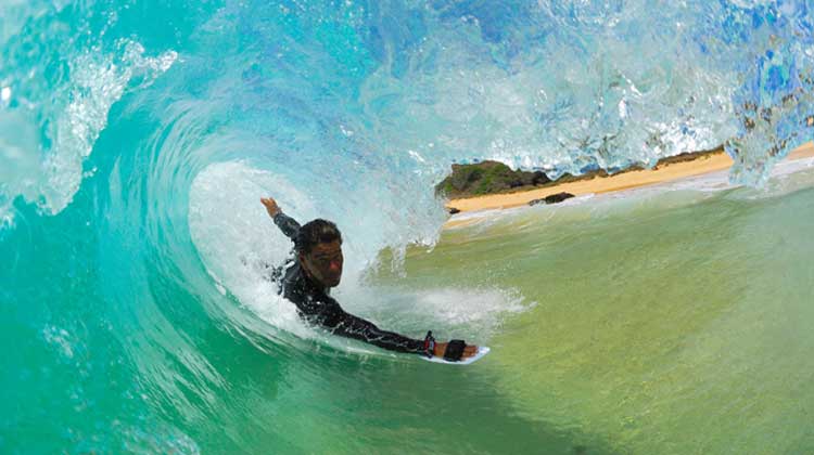 Praia de Cordeirinho, em Maricá, recebe campeonato de bodysurf