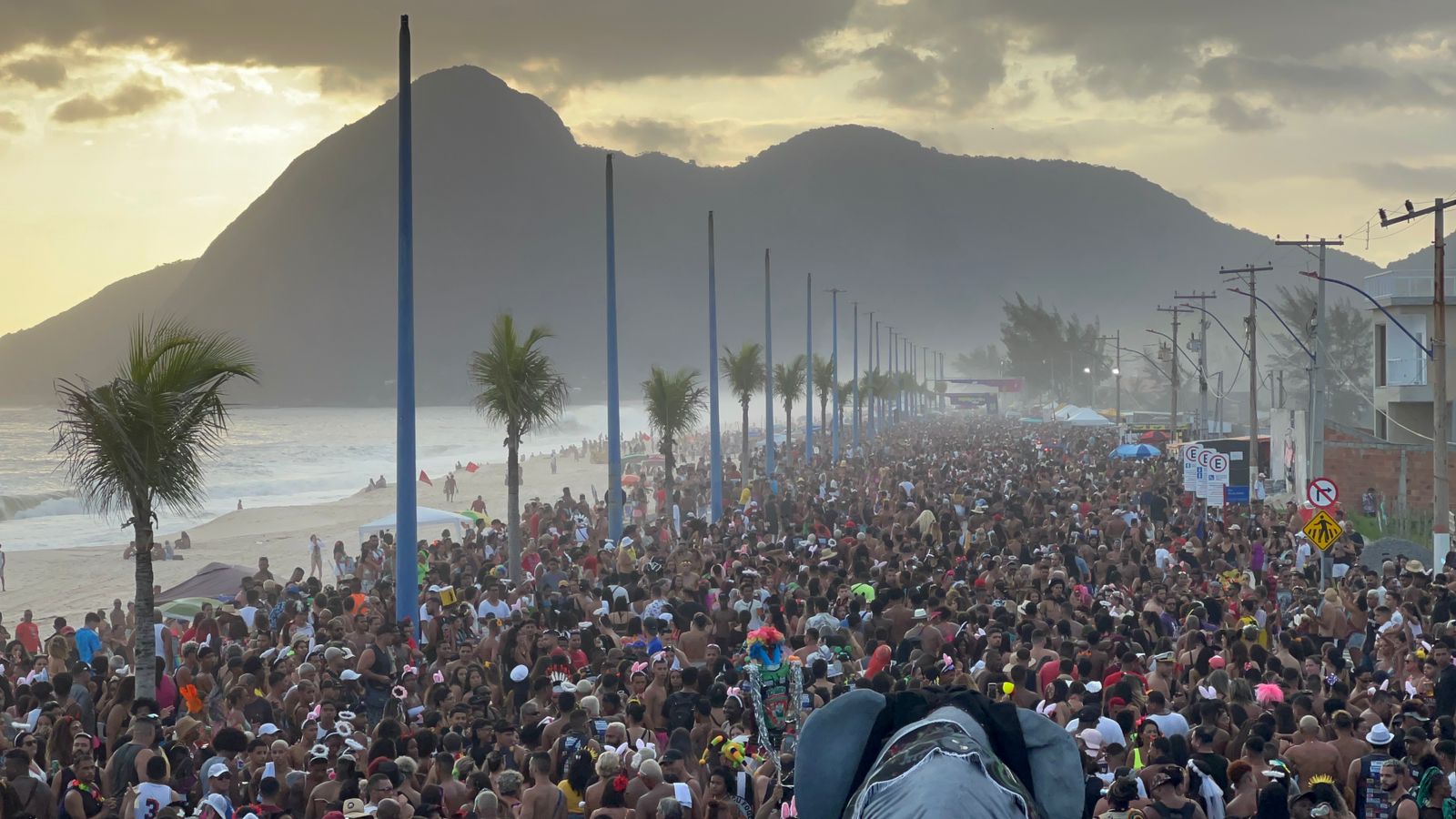 Bloco Tromba Nervosa arrastou multidão no Carnaval 2023 em Itaipuaçu. (foto: Adriano Marçal)