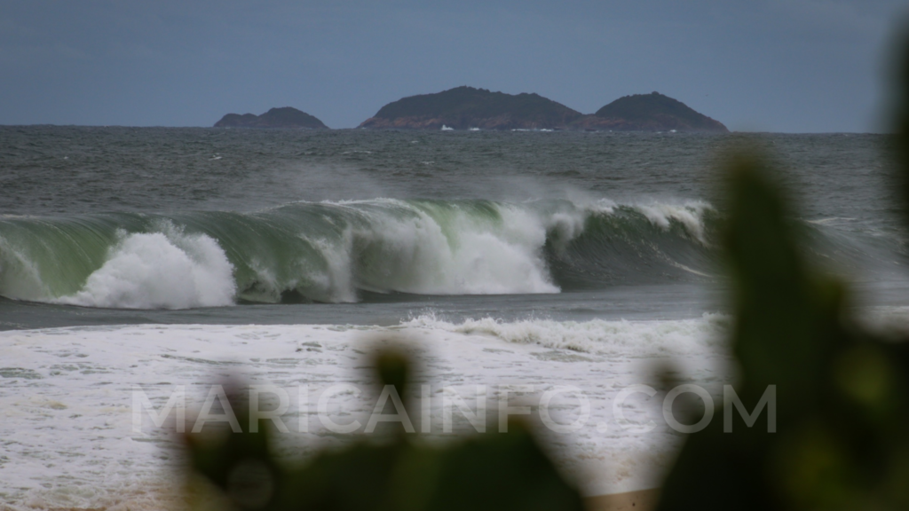 Maricá Ressaca traz ondas de 3 5 metros para o litoral banhistas