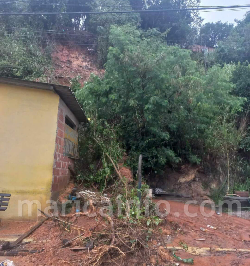 Deslizamento de terra atinge casa em bairro de Maricá durante forte