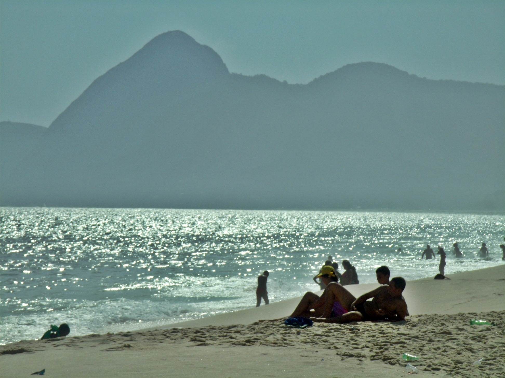 Praia de Itaipuaçu em dia de forte calor, em Maricá. (Foto: João Henrique | Maricá Info)