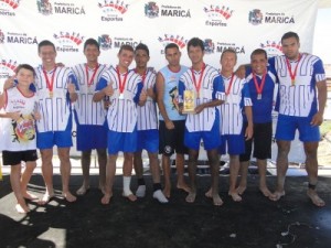 Time do Barra FC recebem o troféu. (Foto: Clarildo Menezes)