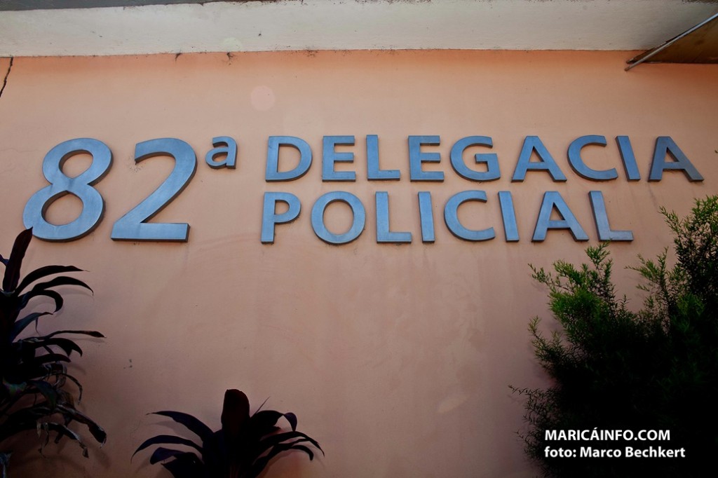 Policiais encaminharam todos para a 82ª DP (Maricá). (FOTO: Marco Bechkert | Maricá Info)