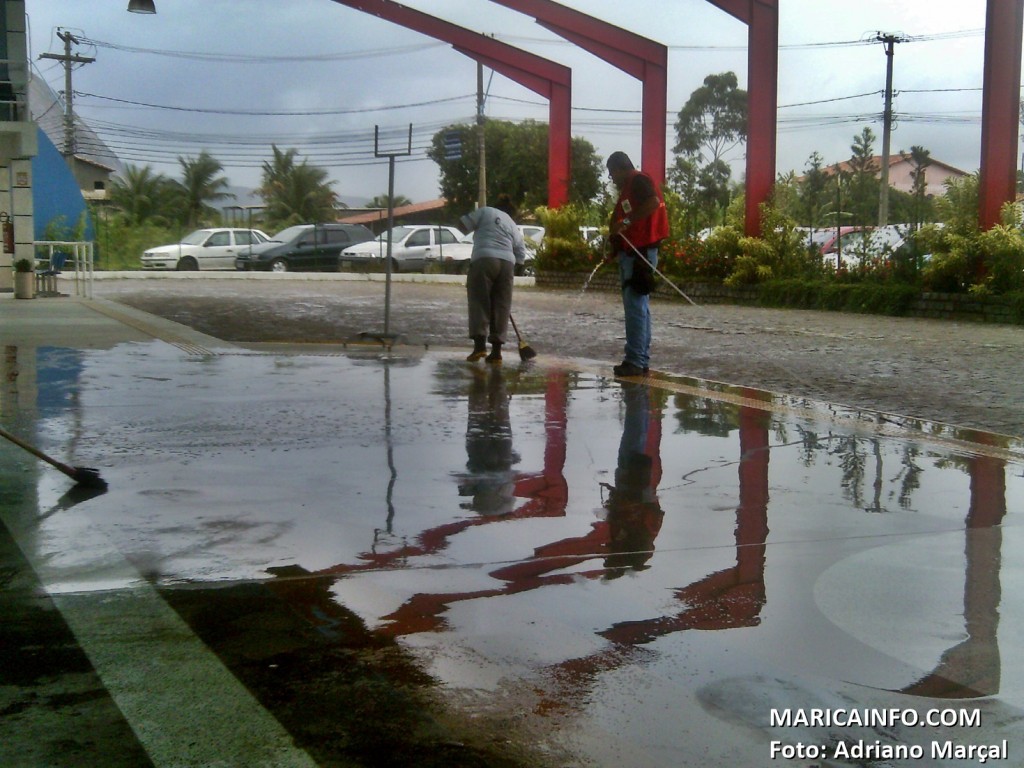 Funcionários do Terminal de Itaipuaçu trabalham para retirar água acumulada da forte chuva. (Foto: Adriano Marçal | Maricá Info)