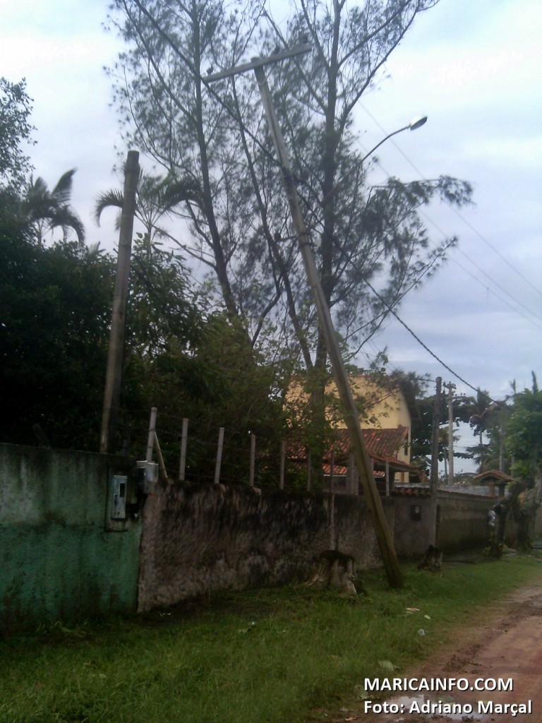 Poste tombou em Itaipuaçu. Chuva deixou diversos bairros sem energia elétrica. (Foto: Adriano Marçal | Maricá Info)
