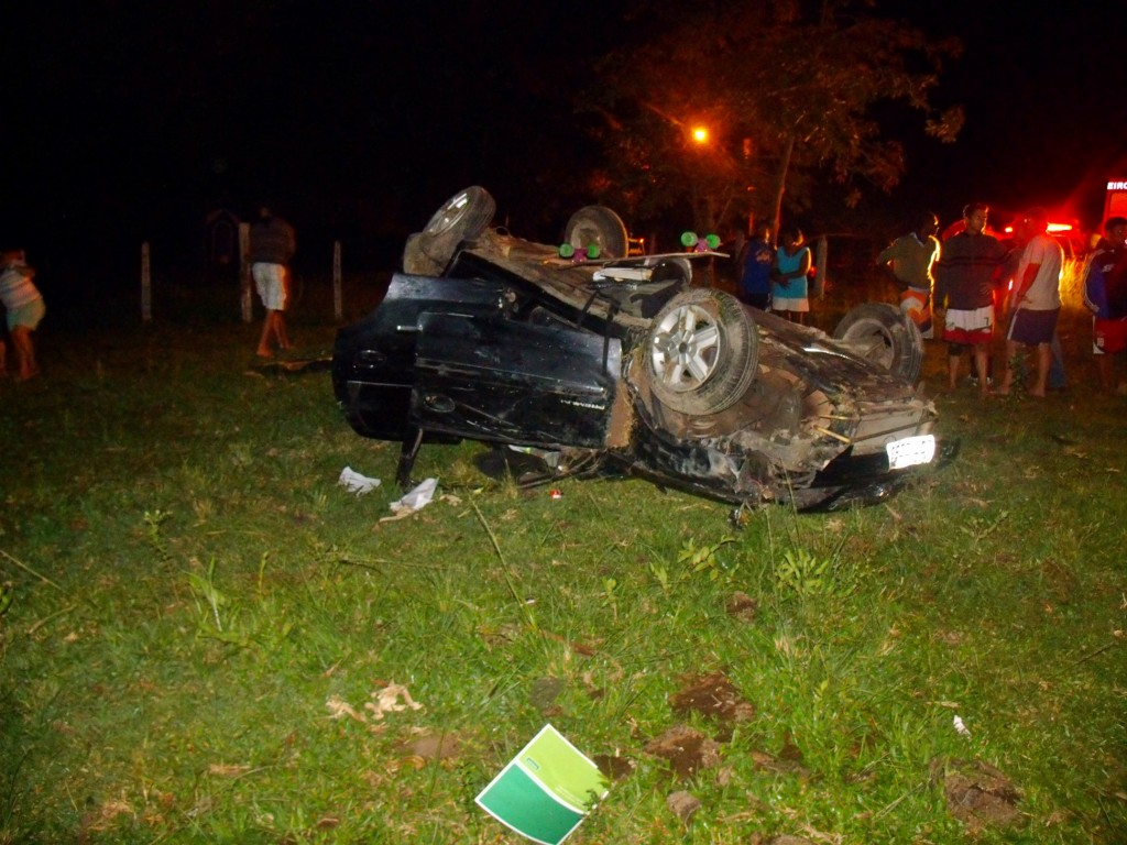 Carro capotou diversas vezes e jovens foram arremessados para fora do carro. (Foto: João Henrique | Maricá Info)