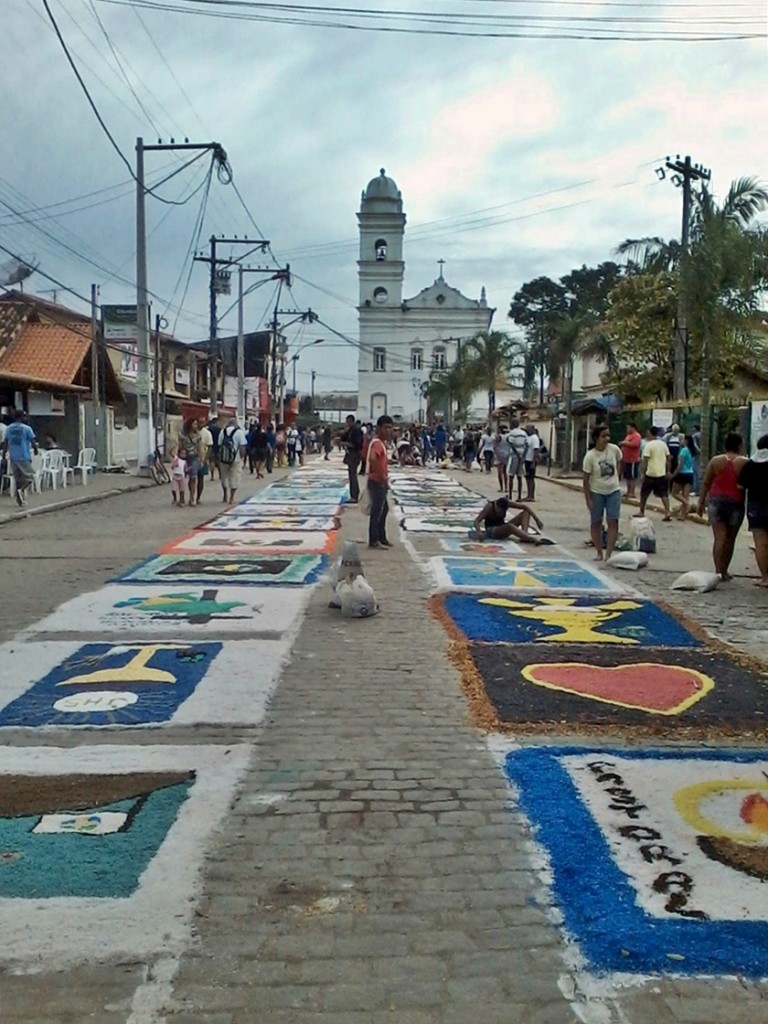 Centenas de fiéis confeccionaram o longo tapete de sal em Maricá. (Foto: Michelle Lima | Maricá Info)