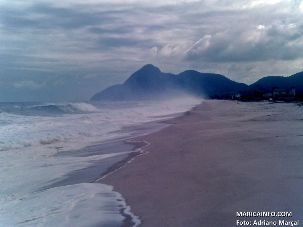 Ressaca atinge o litoral de Itaipuaçu, em Maricá. (Foto: Adriano Marçal | Maricá Info)