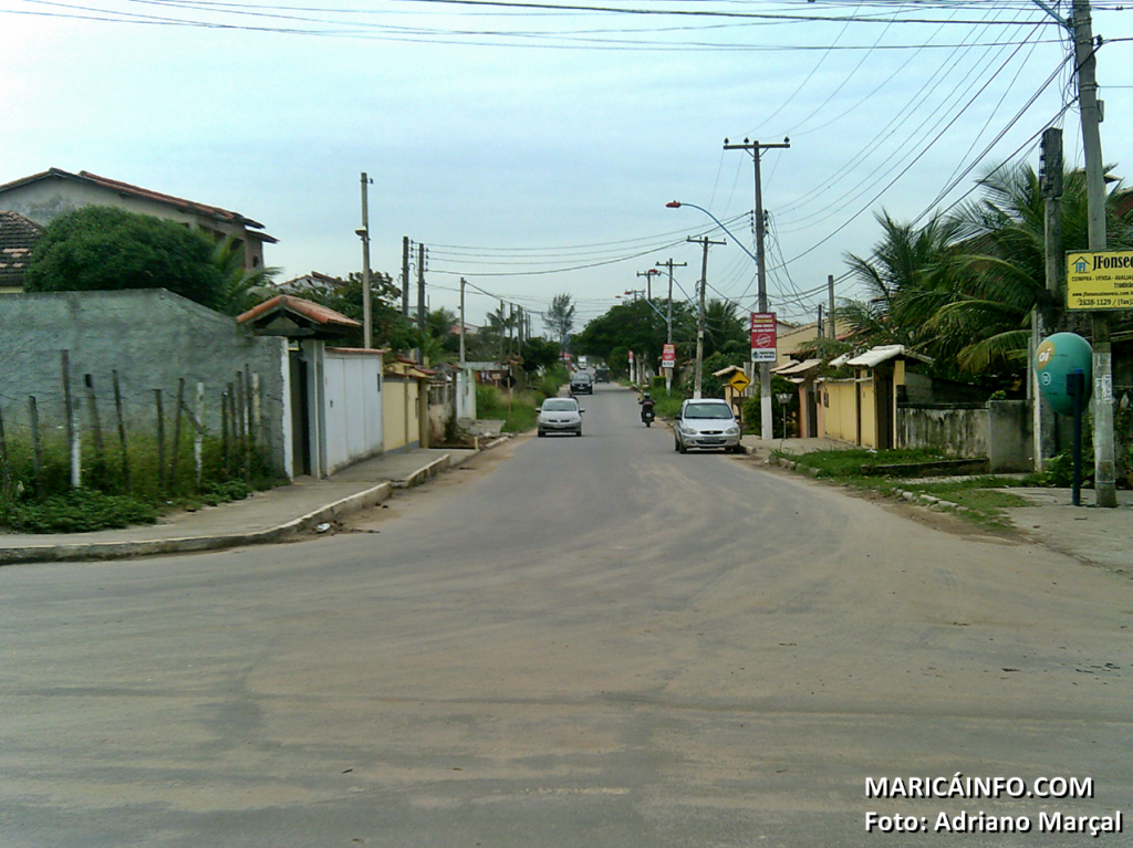 Após ser asfaltada, rua 35 já contabiliza diversos acidentes. (Foto: Adriano Marçal | Maricá Info)