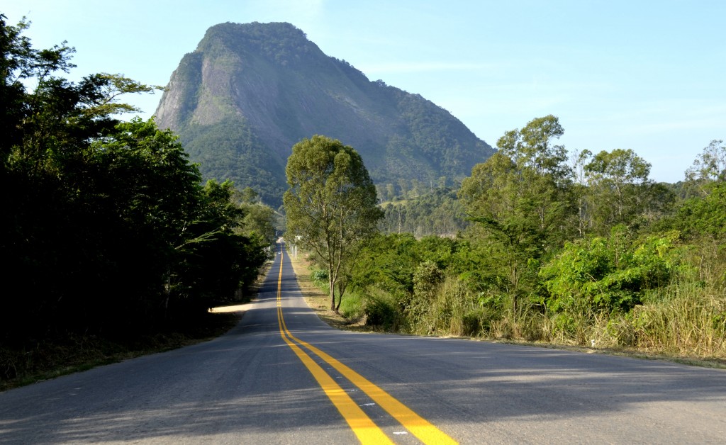 Estrada dos Cajueiros recebe novo asfalto e sinalização. (Foto: Fernando Silva | PMM)