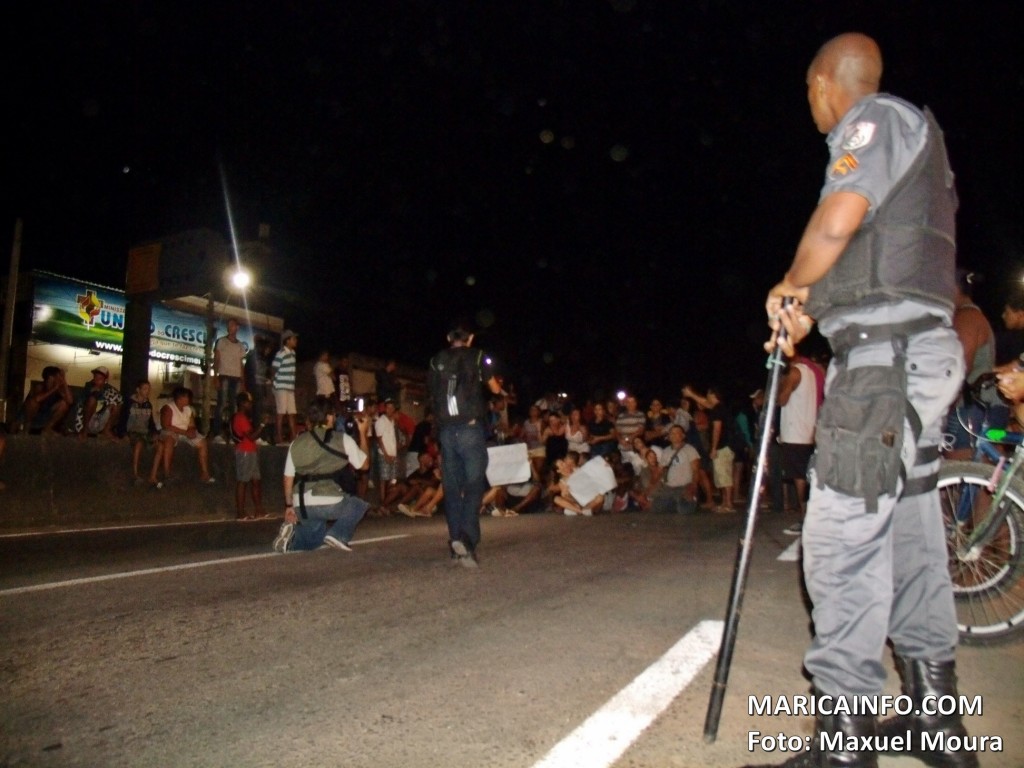 Polícia expulsou um grupo que insistia em fechar a rodovia. (Foto: Maxuel Moura | Maricá Info)