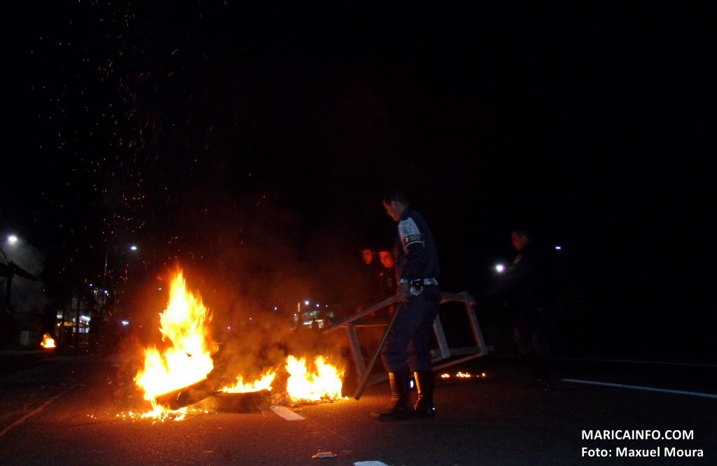 Um grupo de arruaceiros ateou fogo em pneus e bloquearam a RJ106. (Foto: Maxuel Moura | Maricá Info)