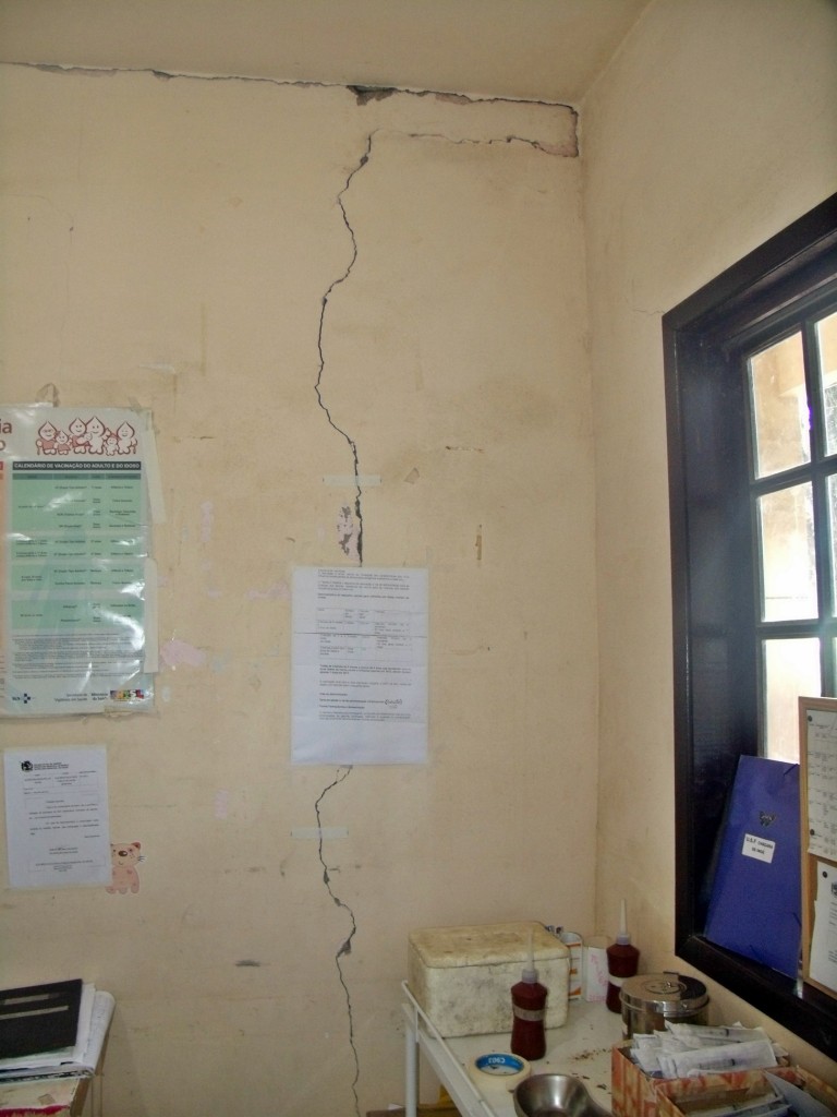 Rachaduras nas paredes assustam a quem adentram o posto. (Foto: Maxuel Moura | Maricá Info)
