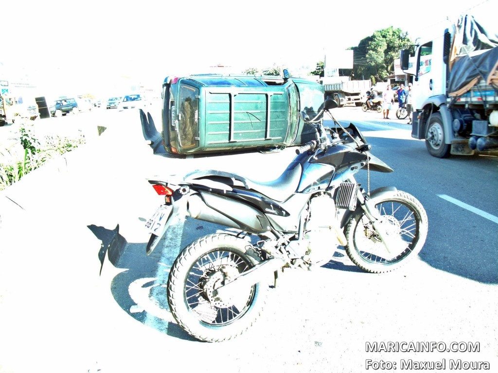 Motociclista não conseguiu frear a tempo e atingiu veículo capotado. (Foto: Maxuel Moura | Maricá Info)