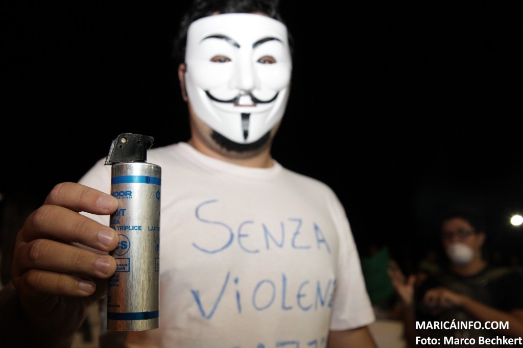 Manifestantes foram recebidos com bombas de efeito moral. (Foto: Marco Bechkert | Maricá Info)