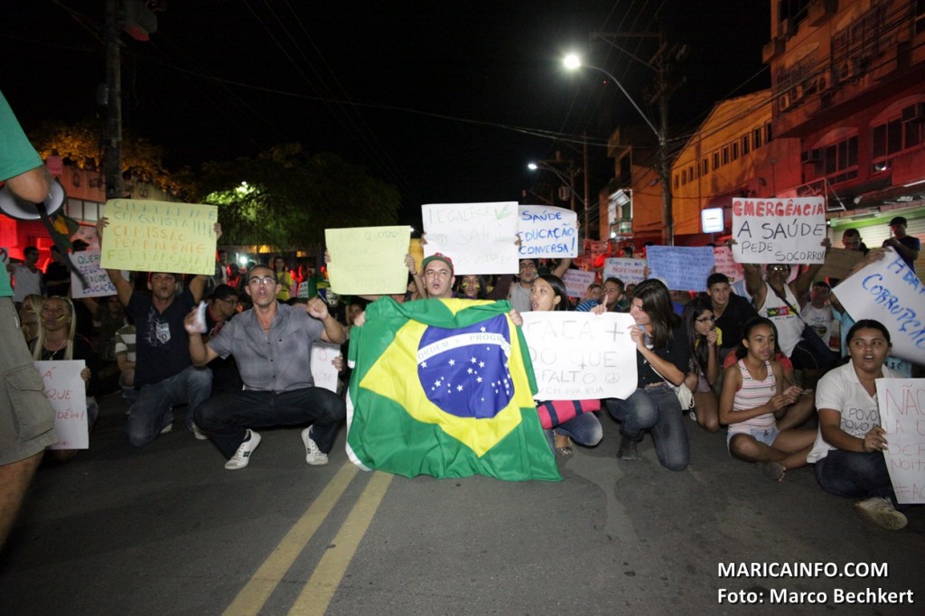 Manifestantes seguem pacificamente pelas ruas da cidade até a rodovia Amaral Peixoto (RJ106). (Foto: Marco Bechkert | Maricá Info)