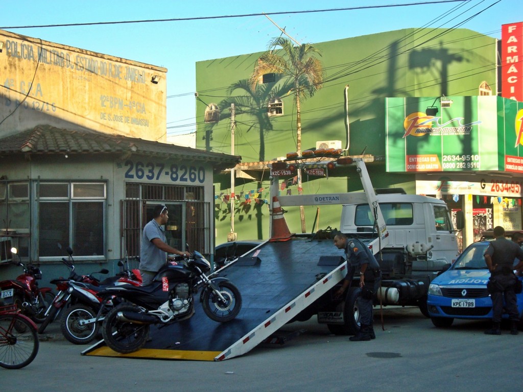 Sete motocicletas foram apreendidas na operação. (Foto: João Henrique | Maricá Info)