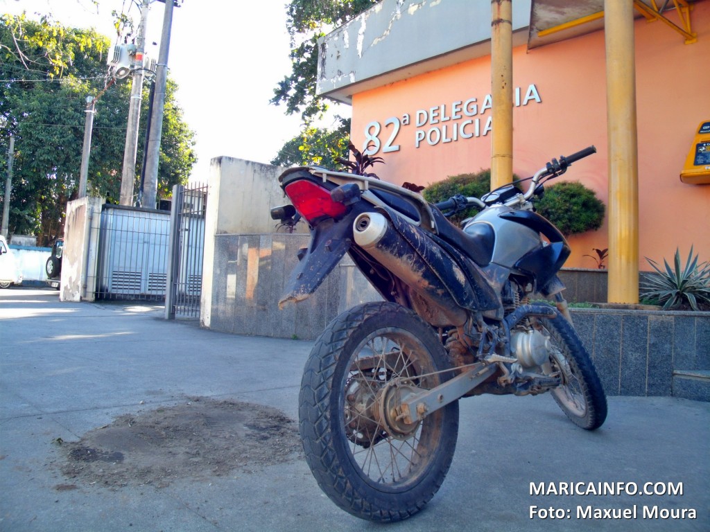 Moto roubada foi recuperada pela Polícia Militar. (Foto: Maxuel Moura | Maricá Info)