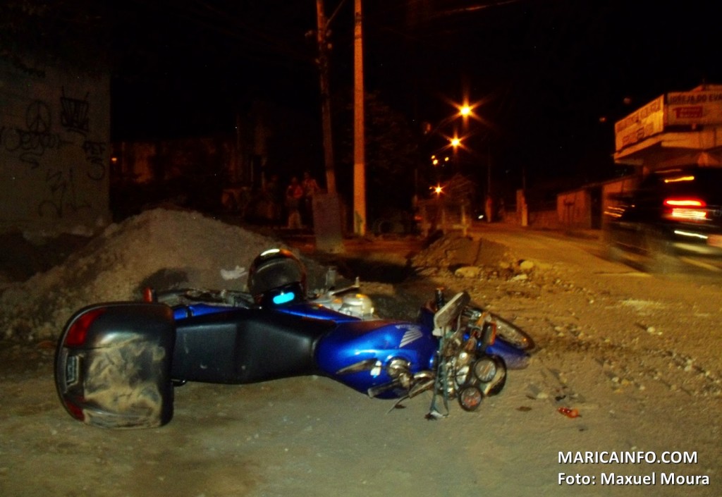 Motociclista ficou ferido após cair no buraco de uma obra da prefeitura no Flamengo. (Foto: Maxuel Moura | Maricá Info)